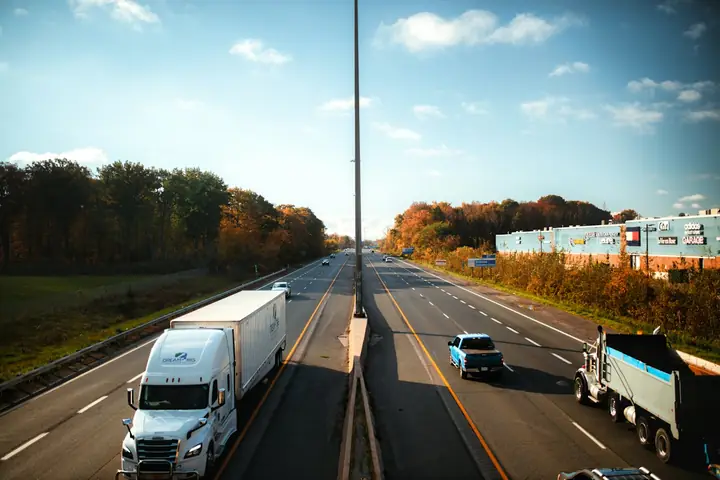 Semi-remorques sur une autoroute