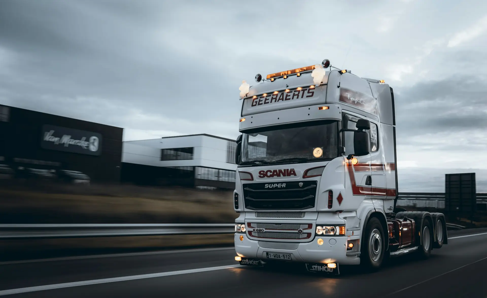 Tracteur routier blanc et sa semi-remorque sur une voie rapide